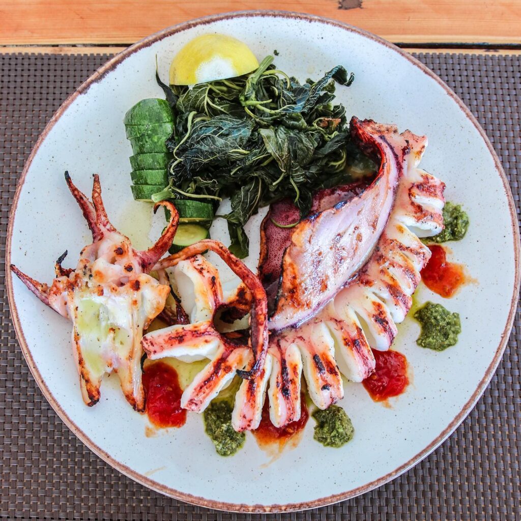 Restaurant in Milos cooks food in the sand